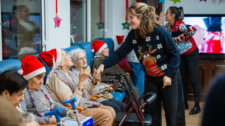 Personas mayores en acto solidario