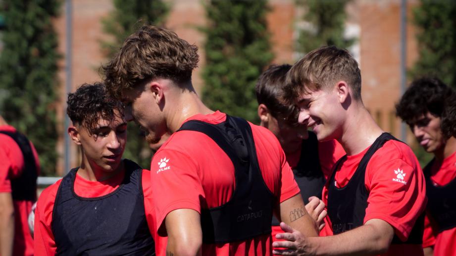 Jóvenes jugando a fútbol