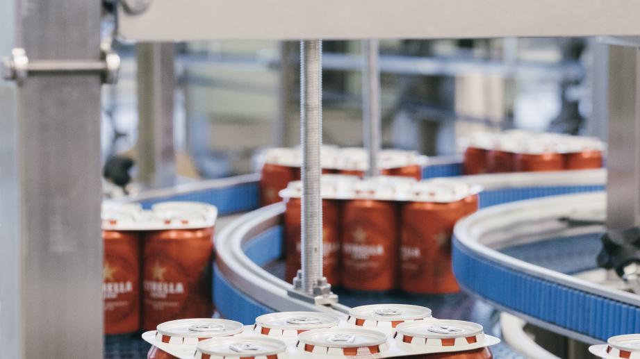 Latas en fábrica